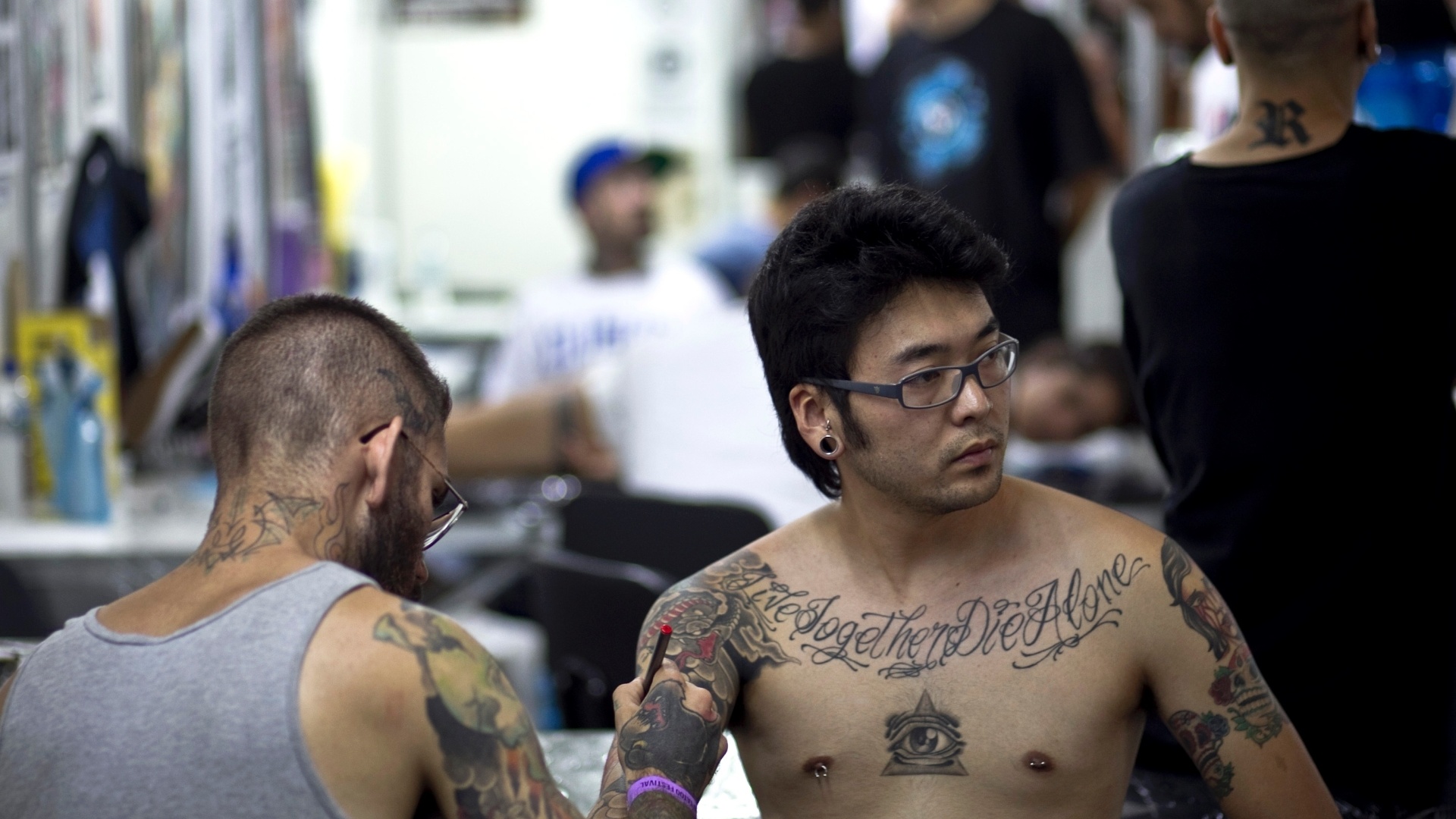 Público aproveita para fazer tatuagem no Centro Fecomércio de Eventos, onde acontece o evento. (24/3/2012) - Leandro Moraes/UOL