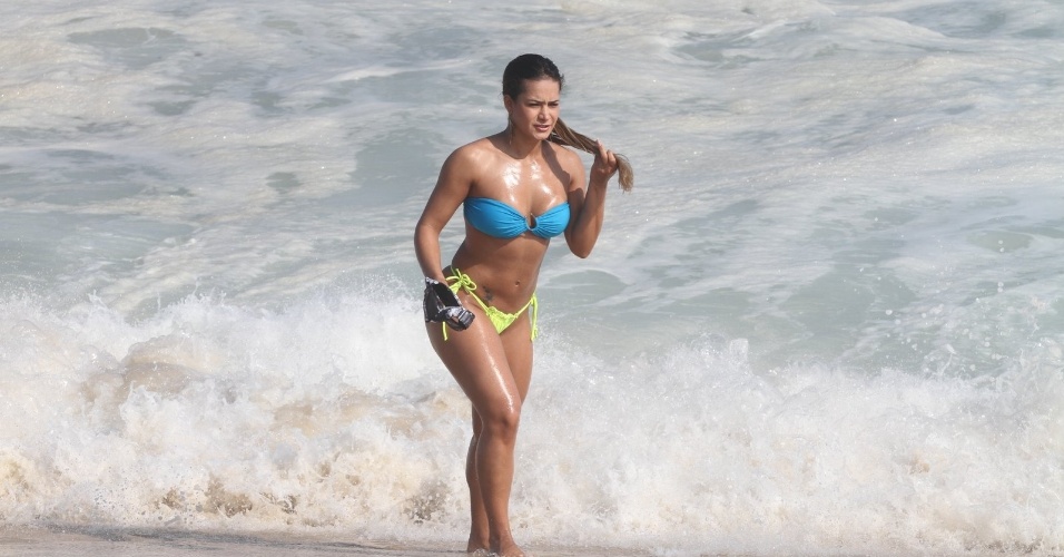 A musa do MMA, Lucilene Caetano curte praia no Rio (25/3/2012). A modelo exibiu a boa forma usando um biquíni fio dental
