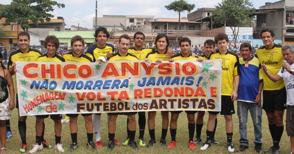 Atores prestam homenagem a Chico Anysio durante partida de futebol em Volta Redonda, estado do Rio (25/3/2012)