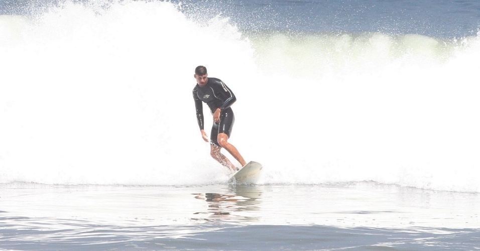 Cauã Reymond surfa na Prainha, praia localizada na zona oeste do Rio (25/3/2012). O ator é casado com Grazi Massafera