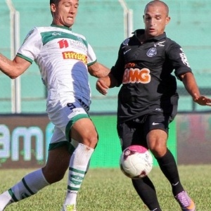 Tiago Adan, do Arapongas (esq), disputa com Gil do Coritiba, no jogo disputado neste domingo - Divulgação/Coritiba