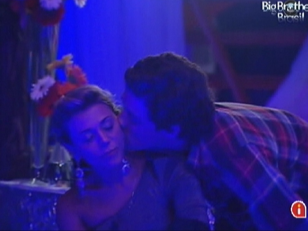 Fael dá um beijo no rosto de Fabiana e pergunta se ela ainda gosta dele (25/3/12)