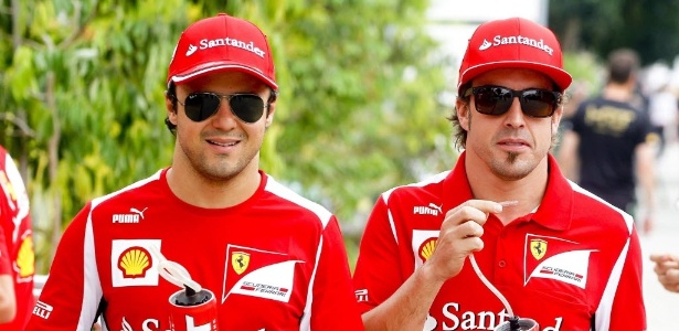 Felipe Massa e Fernando Alonso caminham juntos em Sepang antes do GP da Malásia