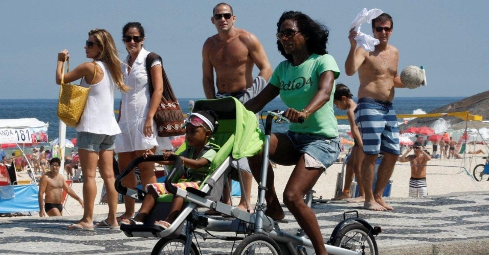 Glória Maria passeia de bicicleta com a filha pela orla do Leblon, zona sul do Rio (25/3/2012)