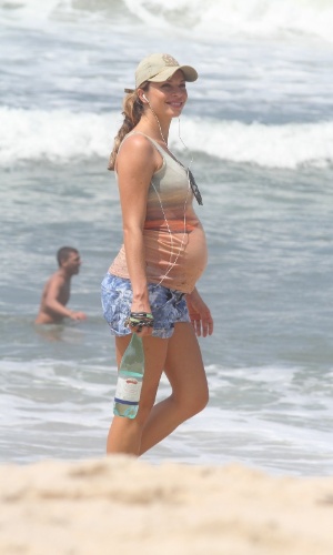 Grávida, Grazi Massafera caminha pela Prainha, praia localizada na zona oeste do Rio (25/3/2012) A atriz é casada com Cauã Reymond