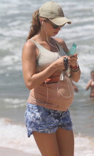 Grávida, Grazi Massafera caminha pela Prainha, praia localizada na zona oeste do Rio (25/3/2012) A atriz é casada com Cauã Reymond
