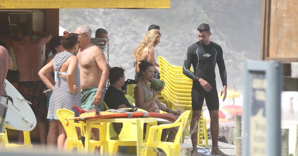 Grazi Massafera e Cauã Reymond curtem praia na zona oeste do Rio (25/3/2012). A atriz está grávida do primeiro filho do casal