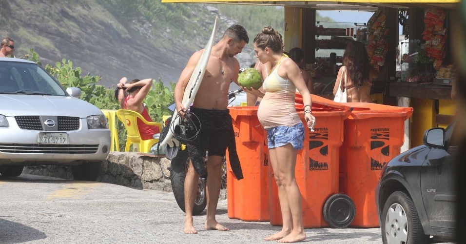 Grazi Massafera e Cauã Reymond curtem praia na zona oeste do Rio (25/3/2012). A atriz está grávida do primeiro filho do casal