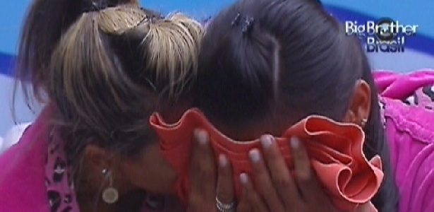 Kelly (dir.) chora abraçada a uma camiseta do pai e Fabiana (esq.) a consola (25/3/12)