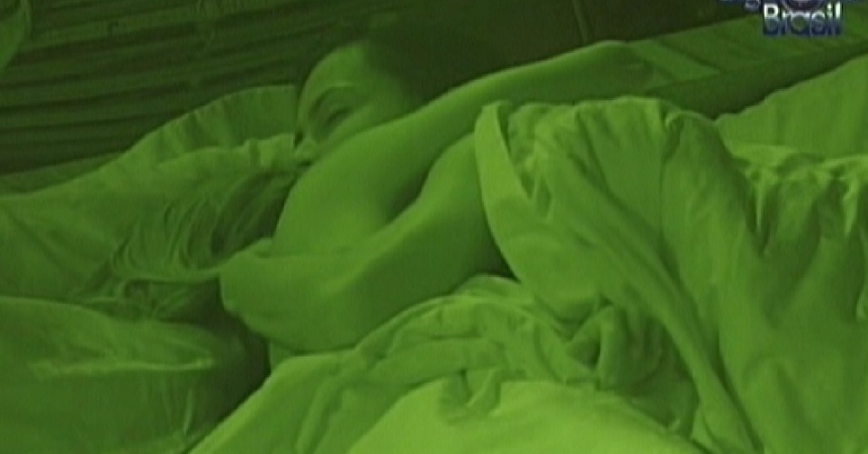 Kelly e Fabiana se abraçam deitadas no quarto do líder (25/3/12)