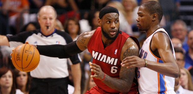 LeBron James, do Heat, tentará comprovar seu reinado contra o ótimo Kevin Durant (d) - Bryan Terry/Reuters