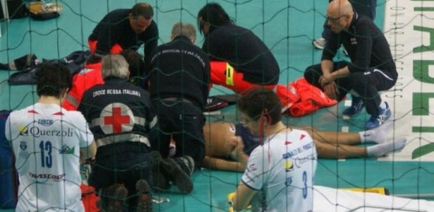 Médicos tentam reanimar Bovolenta após jogador de vôlei sofrer mal súbito em quadra - Reprodução