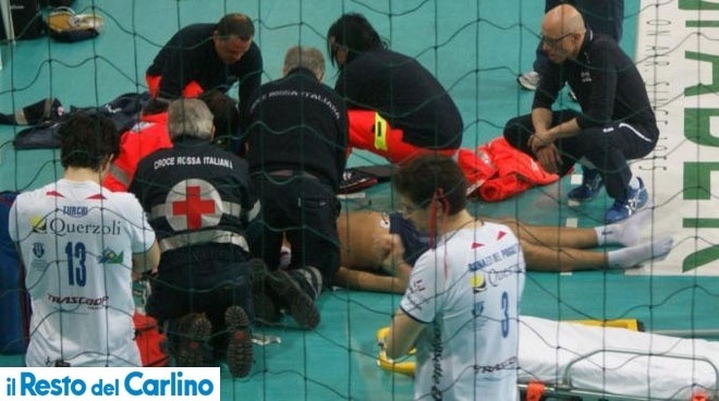 Médicos tentam reanimar Vigor Bovolenta após jogador de vôlei sofrer mal súbito em quadra durante um jogo da quarta divisão do Campeonato Italiano; meio de rede não resistiu e morreu (24/03/2012)