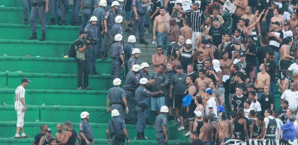 Além da briga na zona Norte, houve confronto da PM com corintianos nas arquibancadas - Rivaldo Gomes/Folhapress