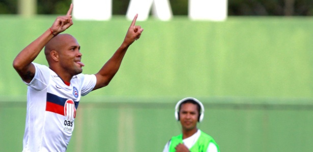 Souza comemora um dos gols que marcou na goleada do Bahia contra o Itabuna - Felipe Oliveira/AGIF 