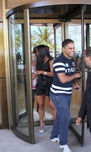 A ex-BBB Kelly, 12ª eliminada do reality show com 57% dos votos, sai correndo de hotel no Rio de Janeiro (26/3/12)