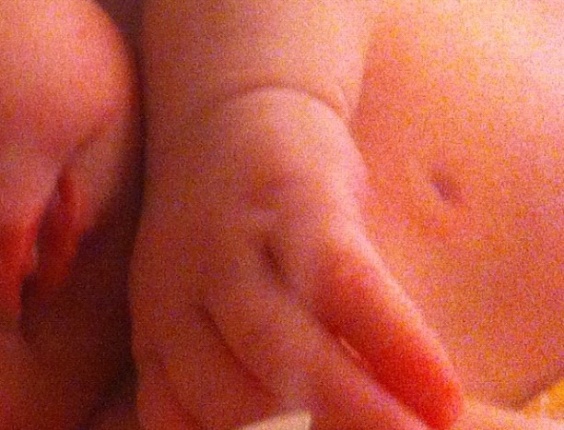 Após dar à luz a Pérola no último domingo (25), sua primeira filha, Perlla publicou uma foto do seu bebê no Twitter. "Bom dia.. Vim aqui mostrar só minha mãozinha e um pedaço da minha bochecha e boquinha.. Sou o xodó do papai", escreveu a cantora no microblog