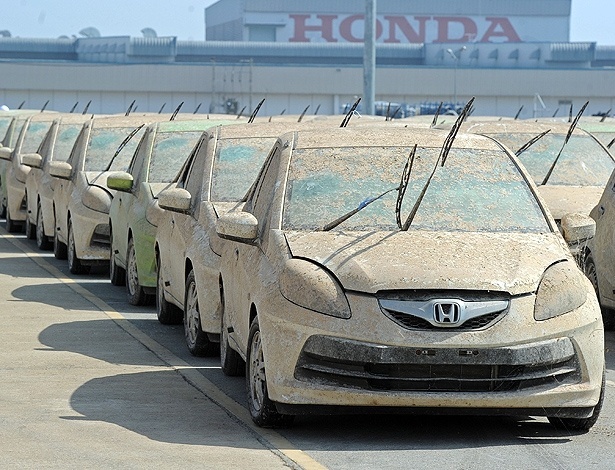 Carros da Honda danificados após enchentes na Tailândia, em 2011 - AFP/27.12.11