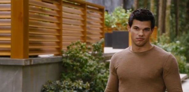 Cena de "A Saga Crepúsculo: Amanhecer - Parte 2" mostra Jacob (Taylor Lautner) encontrando Bella como vampira - Reprodução