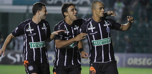 Jogadores do Figueirense comemoram gol no jogo contra a Chapecoense