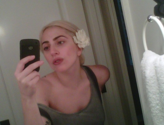 Lady Gaga posa sem maquiagem no Twitter (26/3/12)