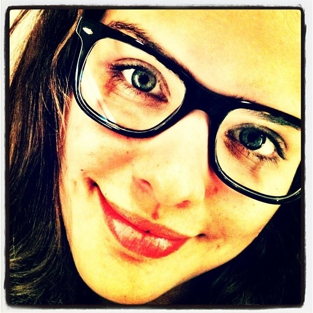 No Twitter, Paloma Bernardi posta foto de óculos (26/3/12)