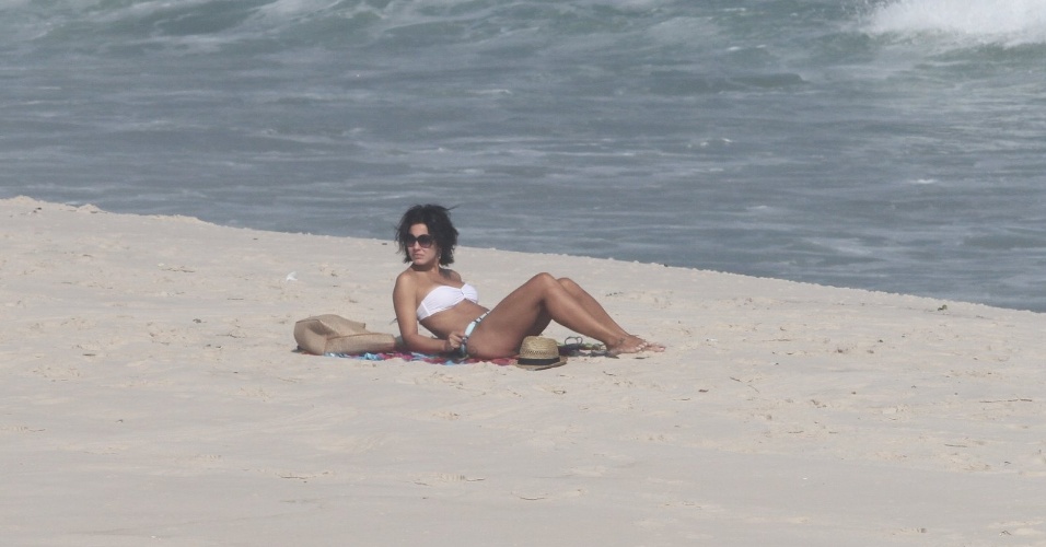 Sozinha, Juliana Knust curte praia na zona oeste do Rio (26/3/2012). A atriz esteve no ar em "Fina Estampa", onde viveu Zuleika