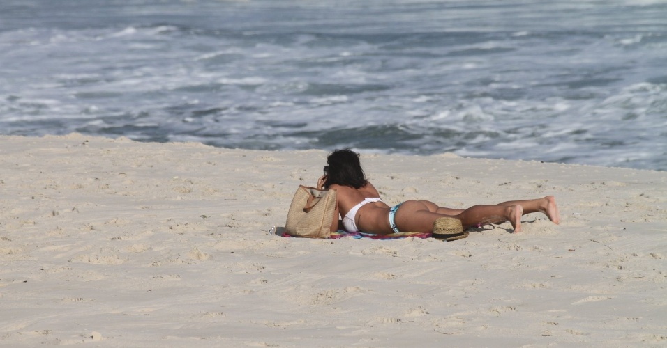Sozinha, Juliana Knust curte praia na zona oeste do Rio (26/3/2012). A atriz esteve no ar em "Fina Estampa", onde viveu Zuleika