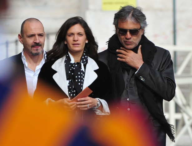 Andrea Bocelli (à dir.) e a noiva Veronica Berti, no Vaticano (1/05/12)