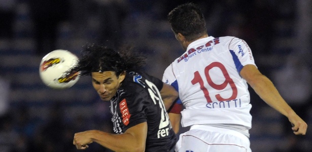 Scotti, do Nacional (à direita), briga pela bola com Fernandez, do Alianza Lima - Matilde Campodonico/AP