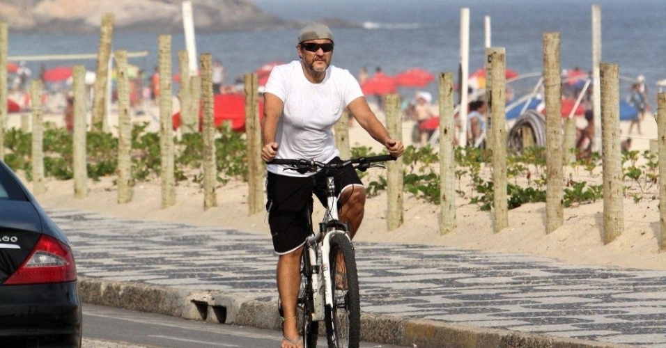 Ator Antônio Calloni aproveita o sol e anda de bicicleta na orla de Ipanema (27/3/12)