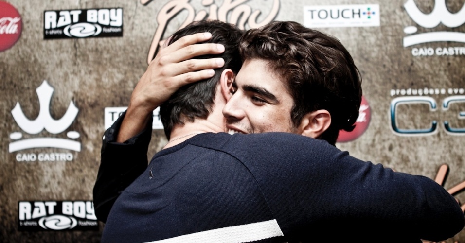 Ator Marcelo Serrado abraça Caio Castro na inauguração do restaurante do ator (26/3/12)