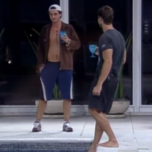 Brothers vão para a parte externa da casa e Jonas testa a temperatura da água da piscina (26/3/12)