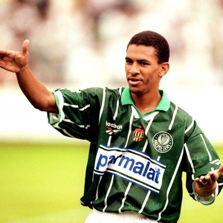 Djalminha comemora gol pelo Palmeiras em 1996 - César Itiberê/Folha Imagem