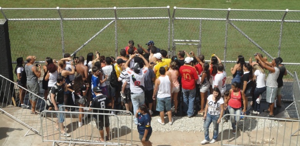 Cercado pelos torcedores, Edmundo distribui autógrafos após o treino em São Januário - Vinicius Castro/ UOL Esporte