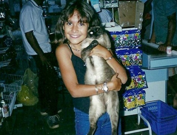 Em foto publicada pelo site oficial do "BBB12", a zootecnista Jakeline aparece segurando seu primeiro gato quando criança 