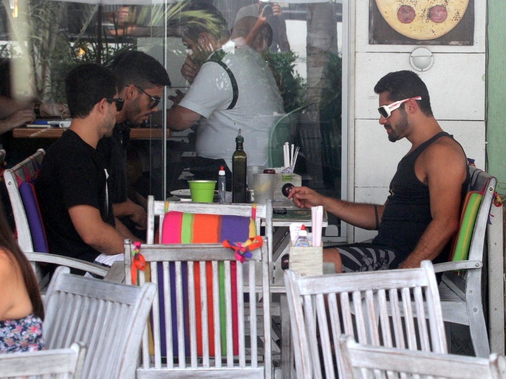Ex-BBB Yuri almoça com amigos em restaurante da Barra da Tijuca, na zona oeste do Rio (27/3/12)