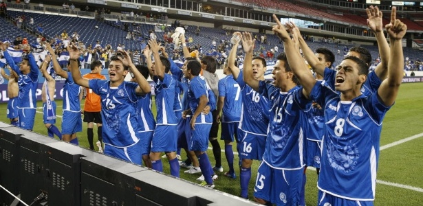 Jogadores da seleção de El Salvador comemoram o empatepor 3 a 3 contra os EUA