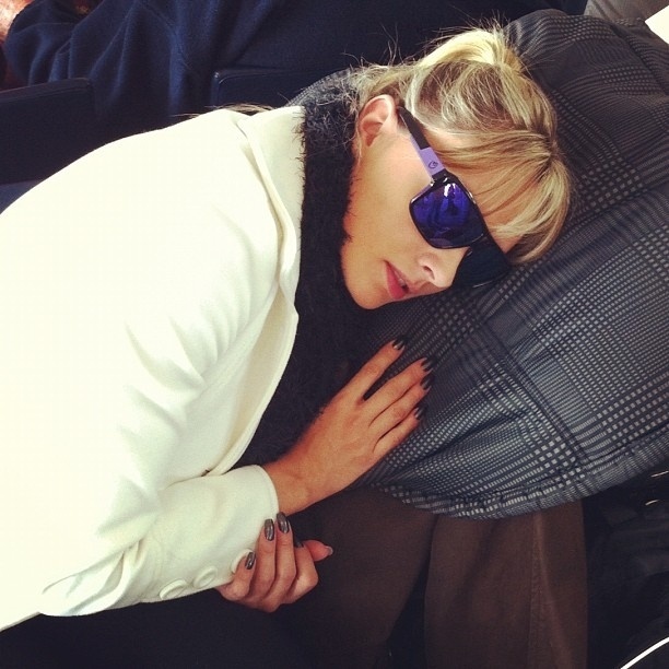 Juju Salimeni dorme em aeroporto e posta foto no Twitter (27/3/12)