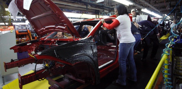 Linha de montagem em Illinois (EUA) com produção reforçada, após reforço da Chrysler pela Fiat - Frank Polich/Reuters