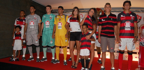 Nicole Bahls, ex-Panicat, ao lado dos jogadores do Vitória durante inauguração da loja - Roque Mendes
