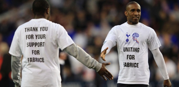 Jogadores de Bolton e Tottenham exibiram camisetas em homenagem a Muamba - REUTERS/Eddie Keogh