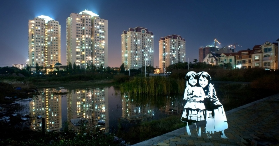 O fotógrafo francês Fabrice Wittner usou modelos de estêncil para "pintar" personagens iluminados em paisagens da Nova Zelândia e no Vietnã, no projeto "Enlightened Souls" - Fabrice Wittner