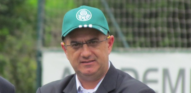 Piraci de Oliveira, diretor jurídico, até tirou o óculos e ameaçou partir para a briga - Danilo Lavieri/UOL Esporte