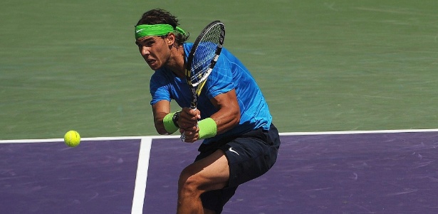 Rafael Nadal rebate bola em confronto contra o japonês Kei Nishikori em Miami - EFE/Andrew Gombert