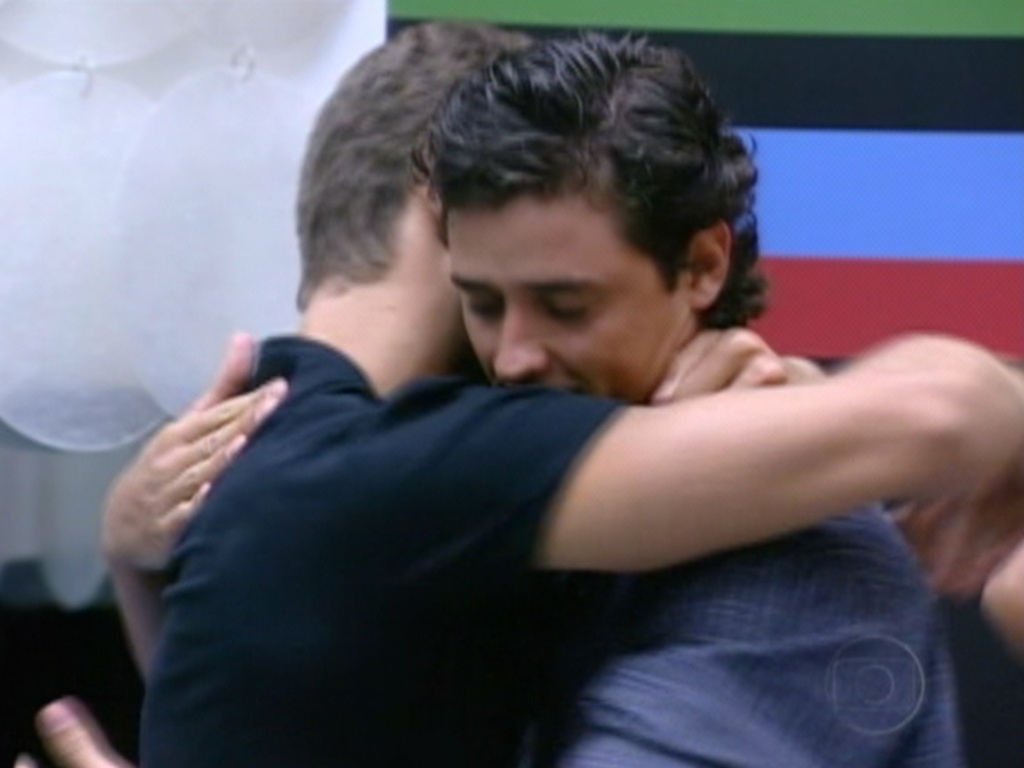 Antes de deixar a casa, Jonas abraça Fael e diz que ele é seu 