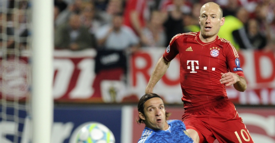 Arjen Robben toca na saída do goleiro para anotar o segundo gol do Bayern de Munique