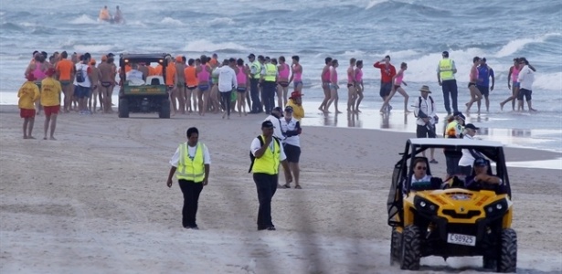 Buscas por adolescente desaparecido no mar mobilizam praia australiana de Kurrawa - Reprodução de TV/GoldCoast.com