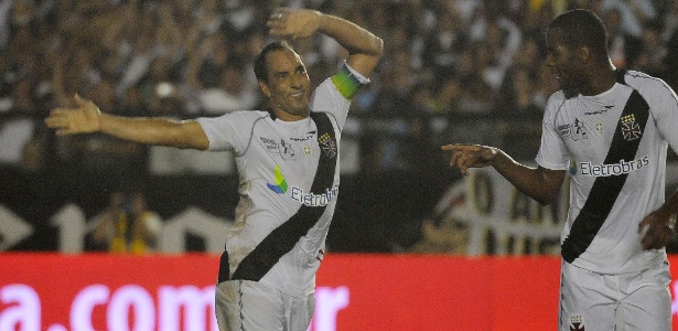 Edmundo faz sua tradicional comemoração ao marcar o 2º gol na despedida oficial - Alexandre Durão/UOL