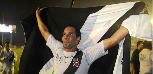 Edmundo com a bandeira do Vasco durante a volta olímpica ao término da partida - Alexandre Durão/UOL